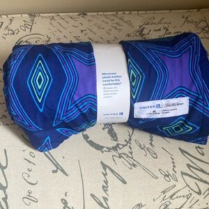 United (Sacks Fifth Avenue) limited edition blanket.  (Claude Kameni) throw blkt